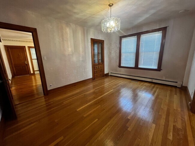 Building Photo - Charming 2-Bedroom First Floor Apartment i...