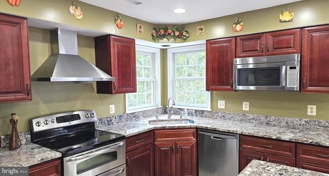 Building Photo - 10 Forest Brook Ct