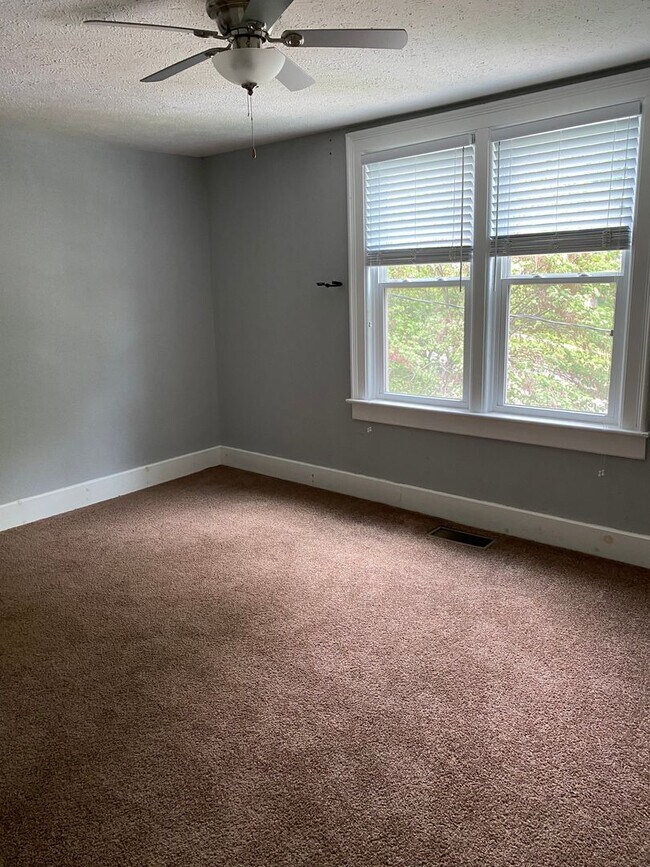 Building Photo - 4 bed/ 2 bath