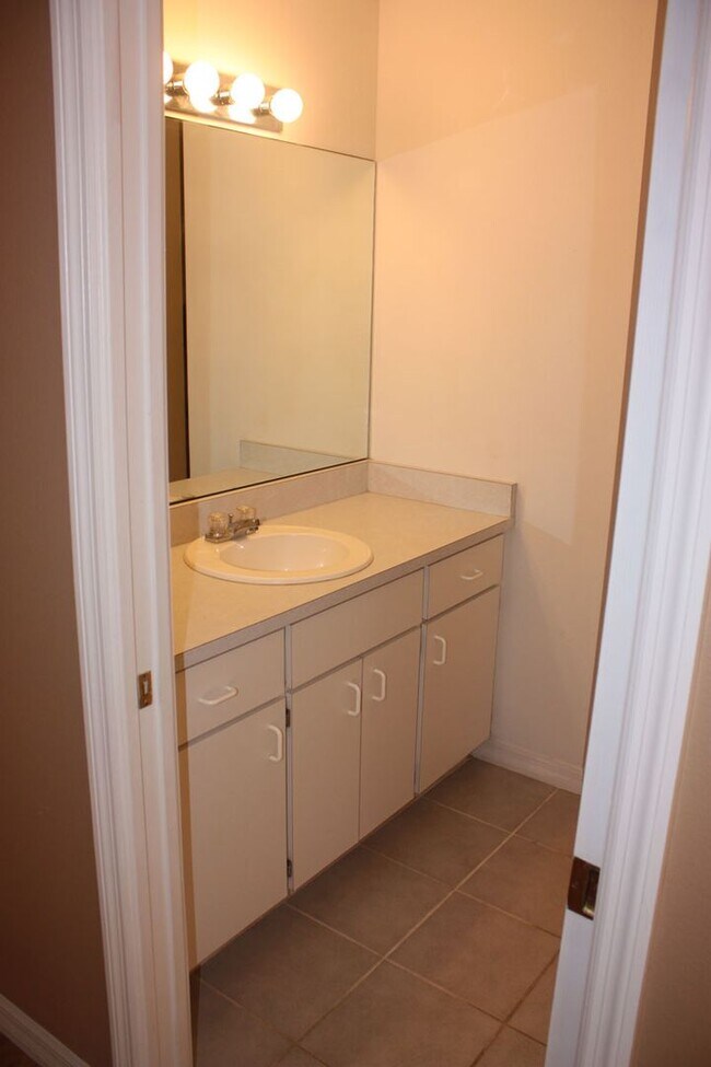 Building Photo - Unique 2/2/2 with Florida room with a/c
