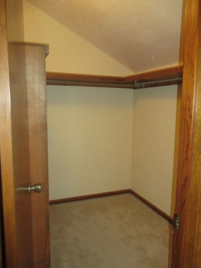 Building Photo - ( Oakcrest) 3/ 2 spacious home