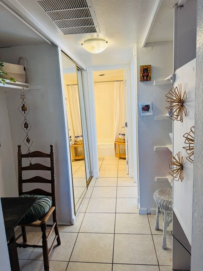Building Photo - 1100 Alvarado Dr SE