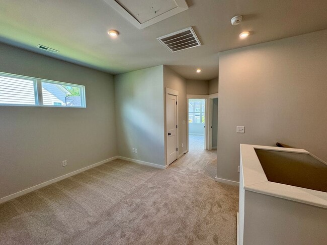 Building Photo - Beautiful 4BR/3BA Townhouse in Griffith Lakes