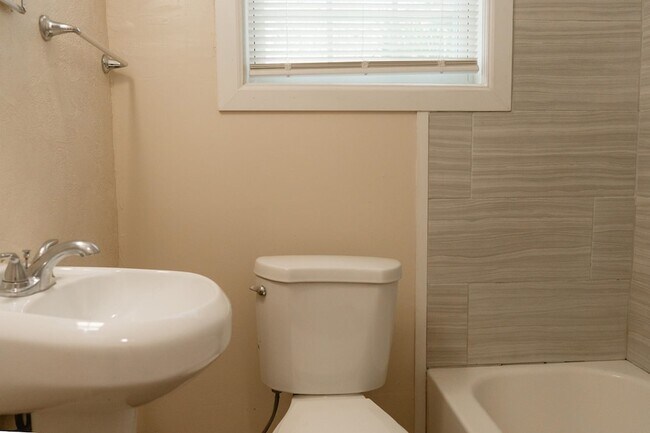 Building Photo - 515.5 N Monroe St