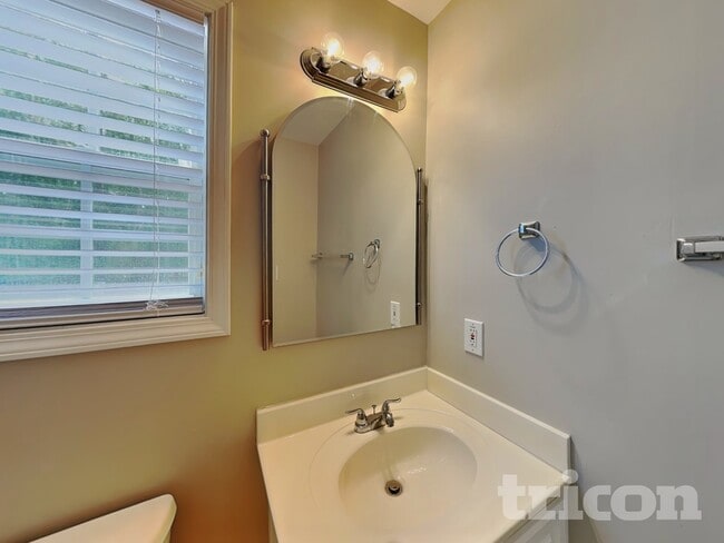 Building Photo - 9260 Carnes Estates Dr