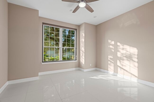 Building Photo - 10011 Lakeside Gables Dr