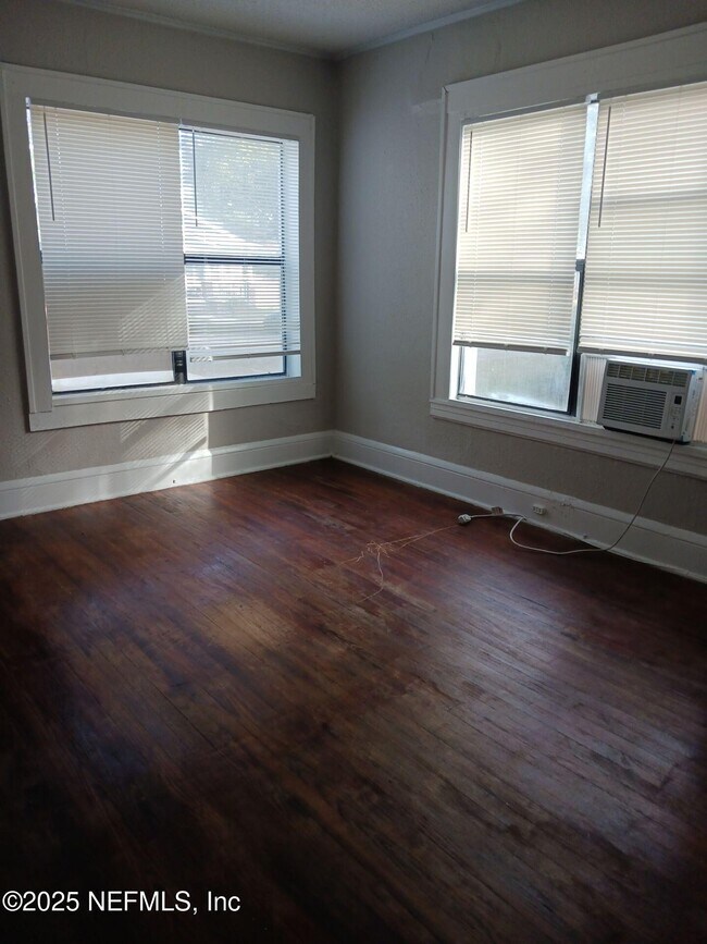 Building Photo - 110 E 15th St