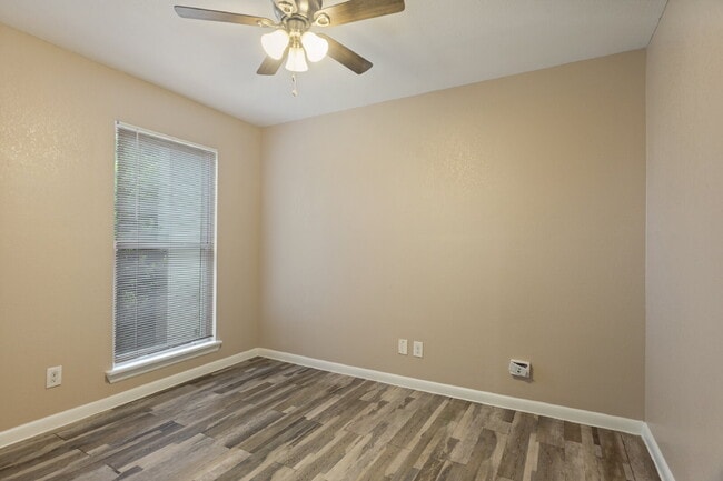 Building Photo - Spacious & Modernized Duplex Living in Southwest Fort Worth
