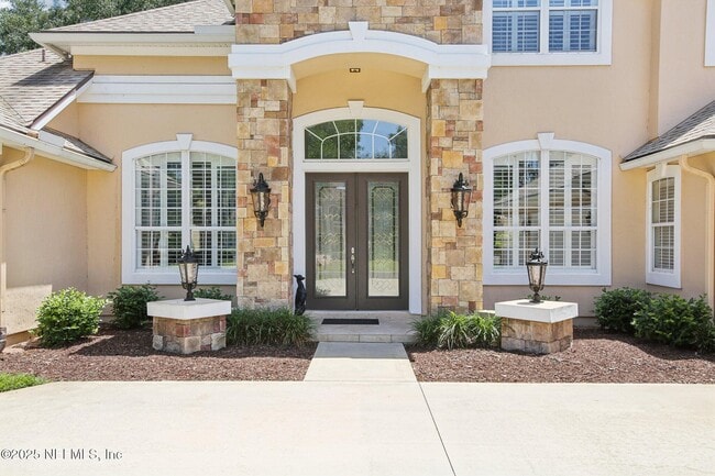 Building Photo - 717 E Dorchester Dr