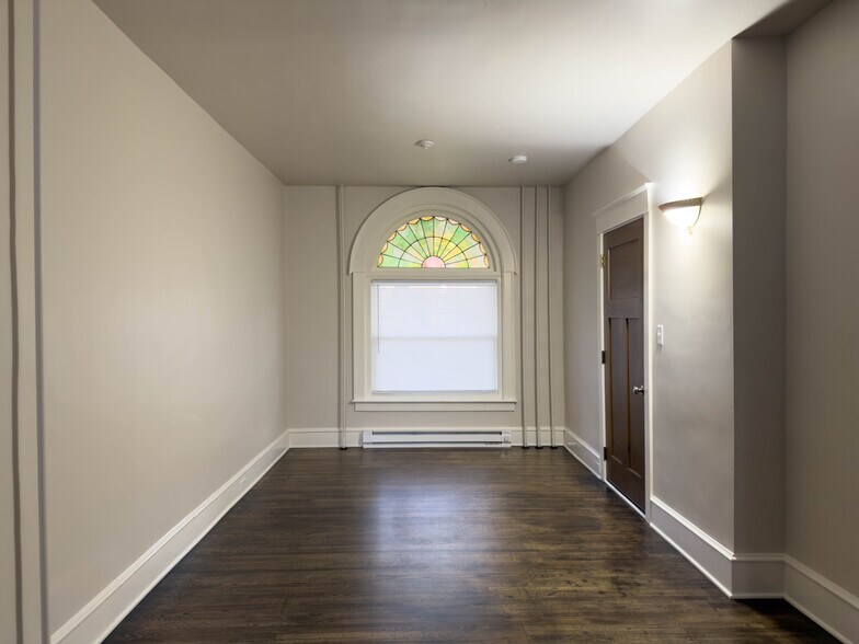 Building Photo - 216 W Main St