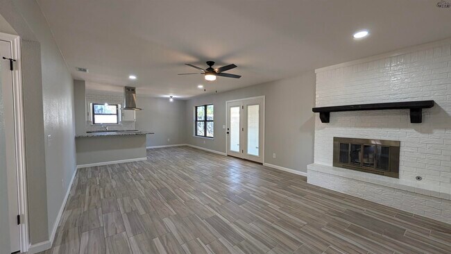 Building Photo - 991 Cheryl Dr