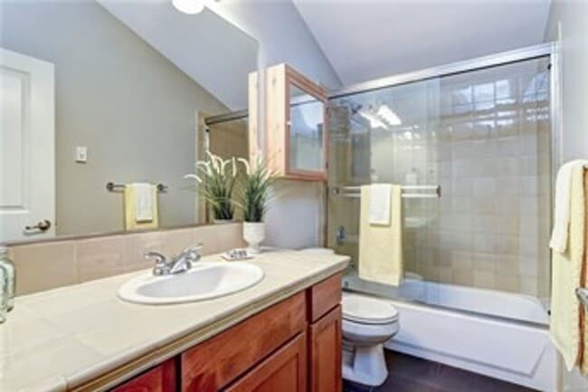 Building Photo - West Seattle Townhome!