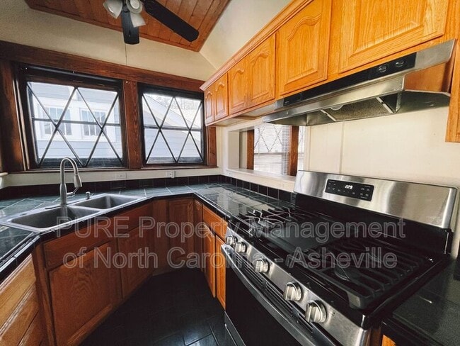 Building Photo - 114 Hillside St