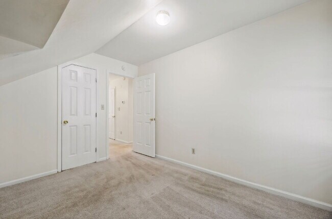 Building Photo - 2 bed 1 bath with fenced in yard in Norfolk