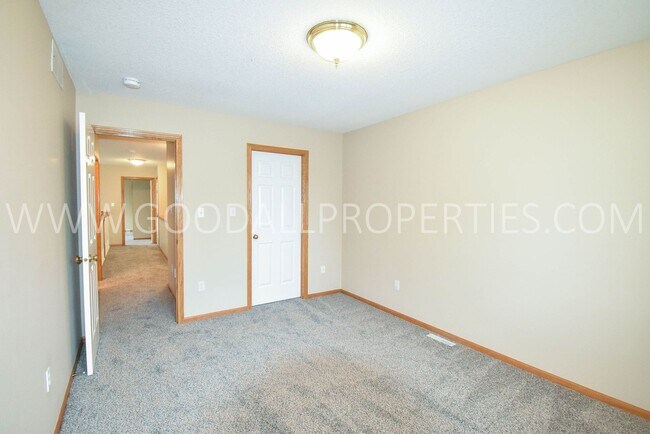 Building Photo - 4 Bedroom 2.5 Bathroom home in Urbandale