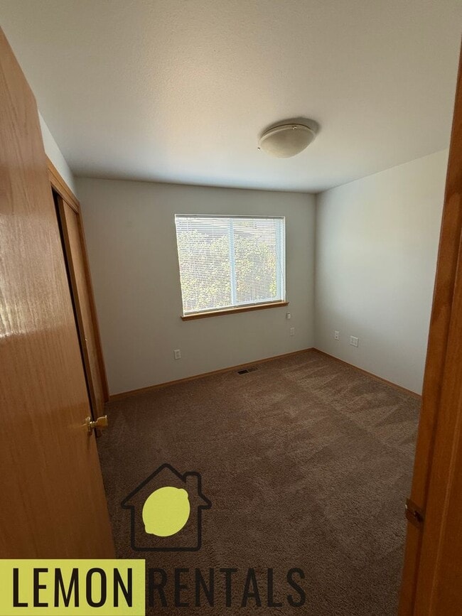 Building Photo - Three bedroom 2 bath house for rent