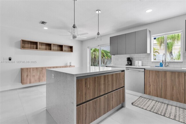 Building Photo - 617 NW 30th Ct