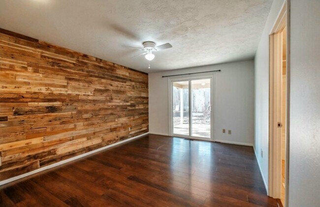 Building Photo - 1420 Cunningham Ln S