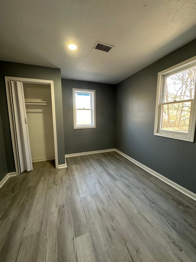 Building Photo - 5 Bedroom / 3 Bath Home Kingsport, TN