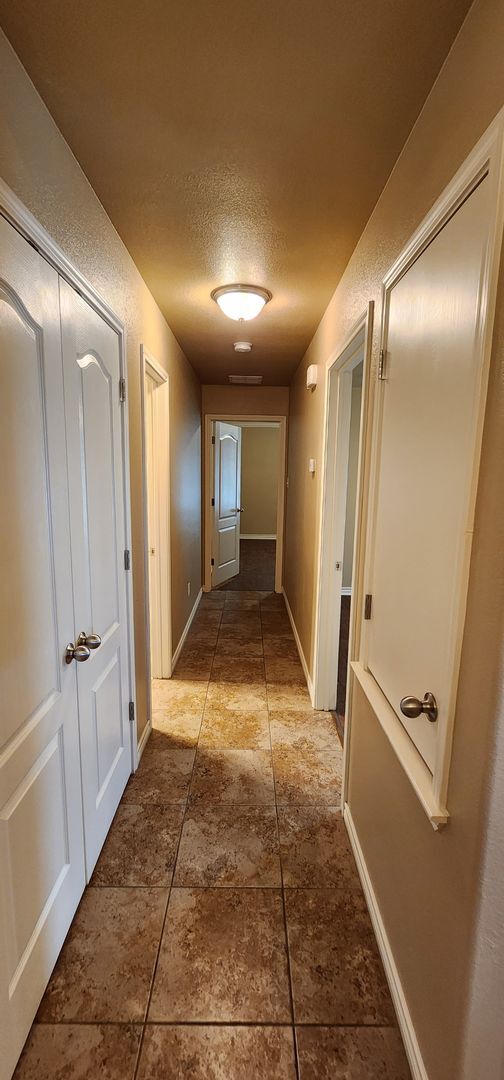 Building Photo - Beautiful 2 Bedroom / 2 Bath Duplex – Off ...