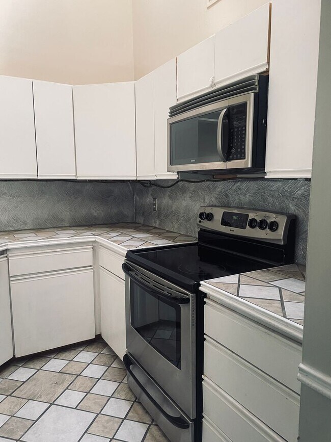 Building Photo - 2 Bed / 1 Bath