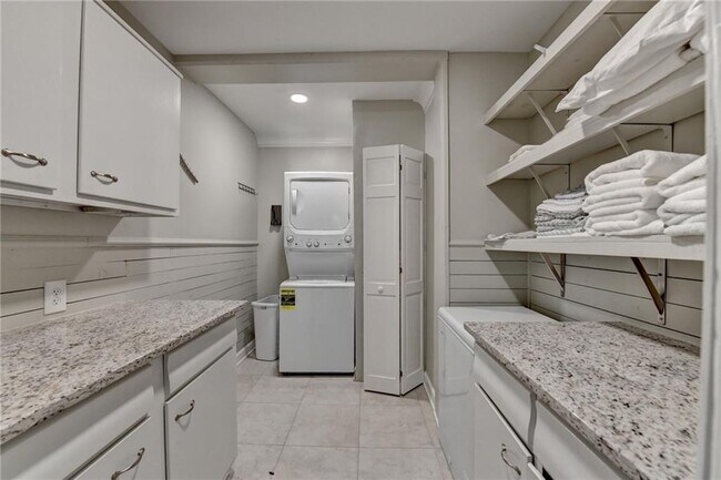 Building Photo - 8 Highland Ln