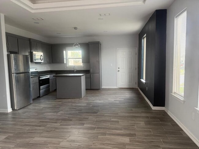 Building Photo - 3921 Las Vistas Ln