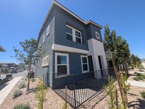 Building Photo - 484 Golden Myna Ave