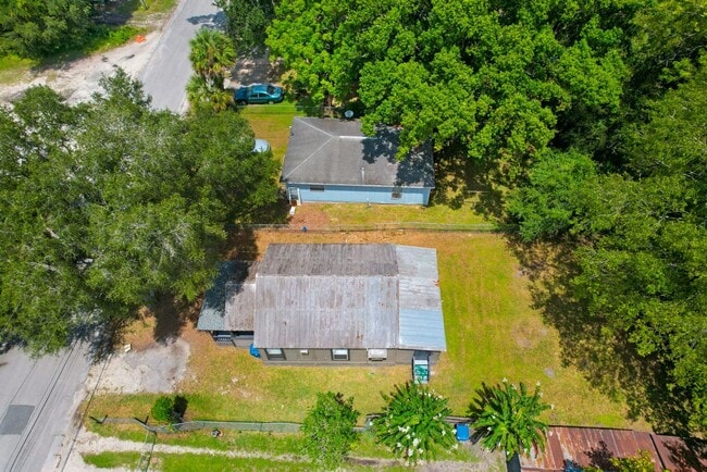 Building Photo - Spacious 3bdrm/1bath Home with large yard ...