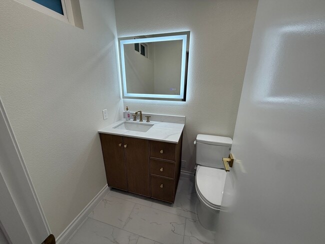 Building Photo - Fully Remodeled 2bed/2bath Townhouse.