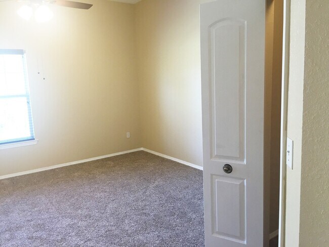 Building Photo - Beautiful 3 bedroom 2 Bath Townhome