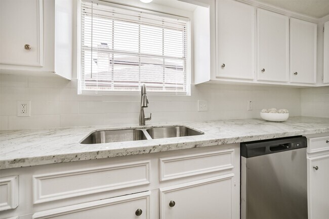 Building Photo - 1011 Baltic Ln