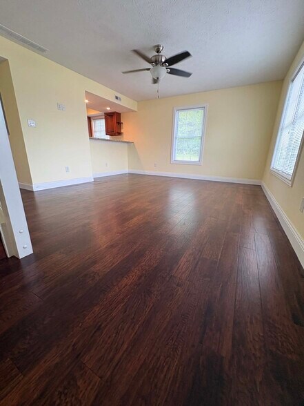 Living room - 1752 W Countryside Ln