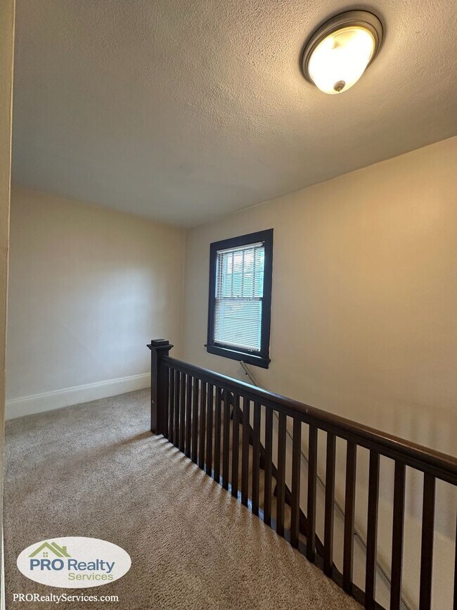 Building Photo - 3 Bedroom Plus Den Home in St. Paul