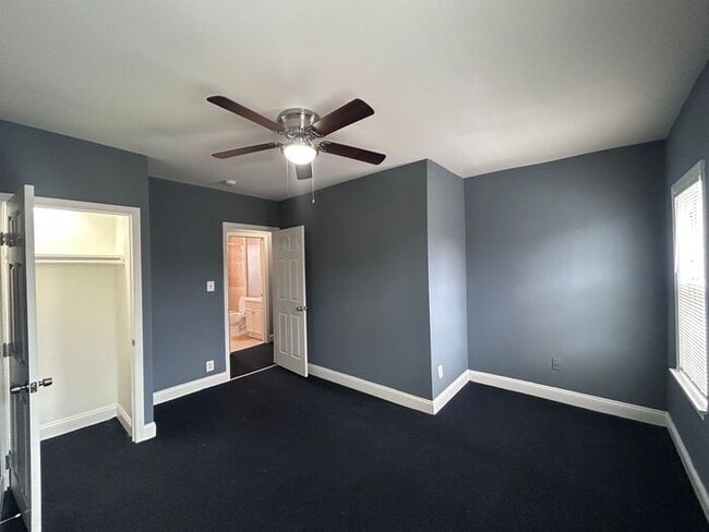 Building Photo - 1 Bedroom Plus Den HOUSE