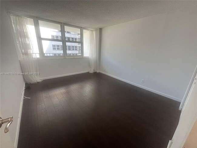 Building Photo - 2030 S Ocean Dr