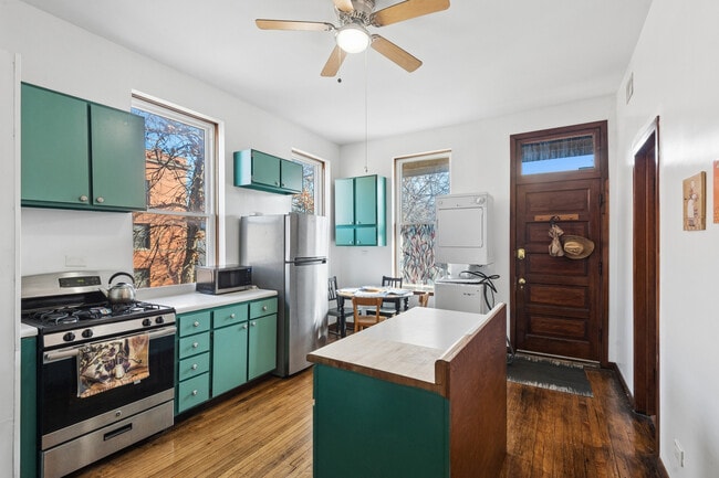 Building Photo - 4057 N Damen Ave