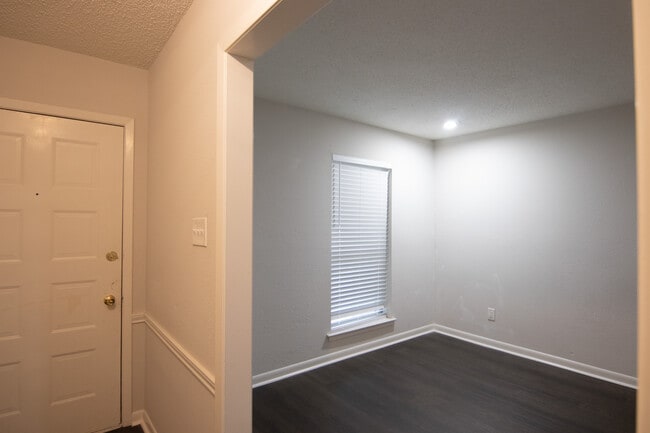 Building Photo - 5108 Twin Oaks St