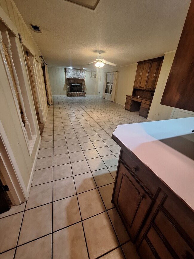 Building Photo - Spacious 3 bedroom, 2 bath