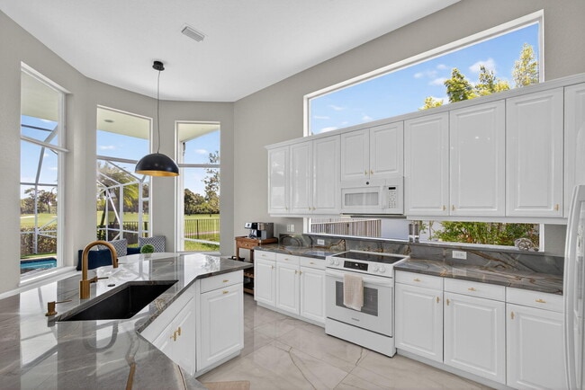Building Photo - 6778 Oakmont Way