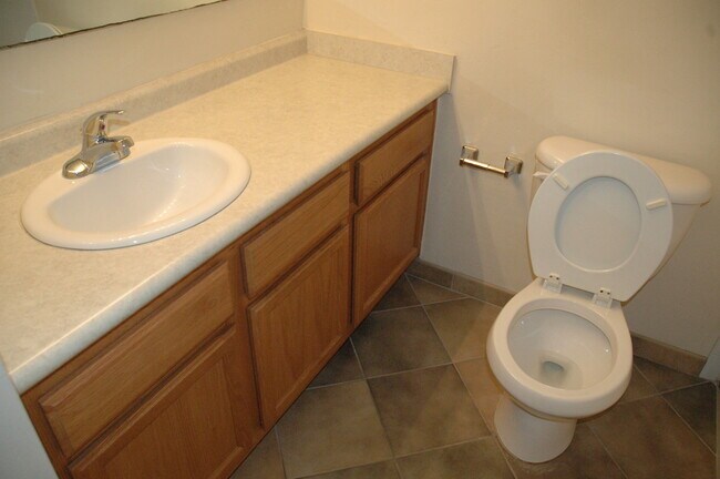 Building Photo - Available Fall 2026! 3 Bed/2 Bath House Right off of NW 34th St. Close to UF