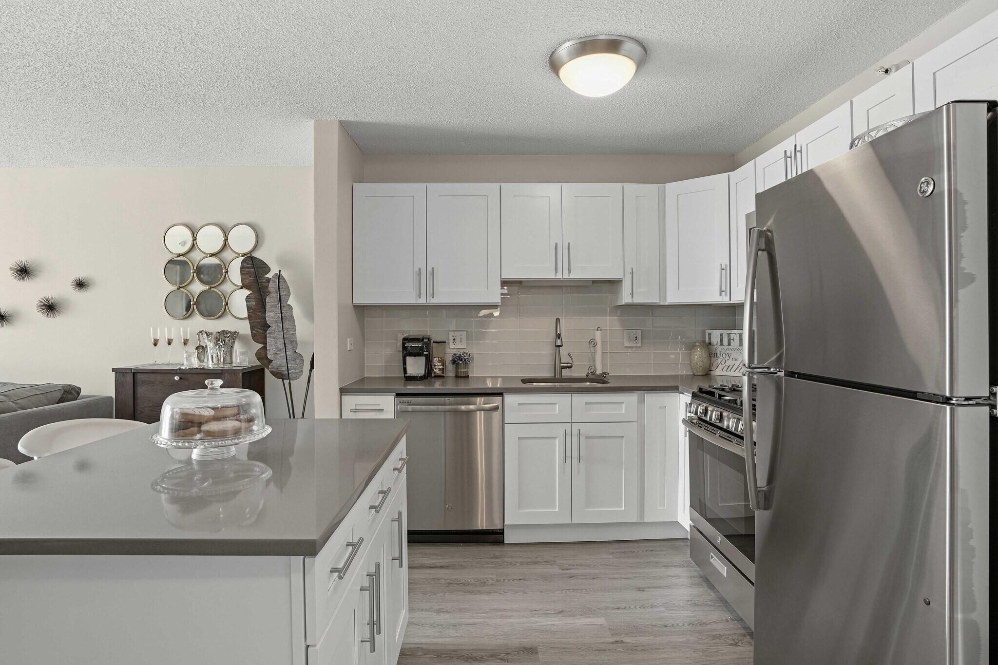 Building Photo - 590 N State St