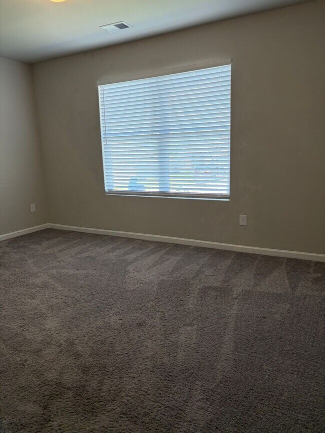 Building Photo - 401 Woodland Trl