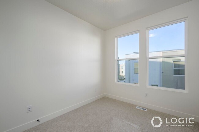 Building Photo - 1452 W Cook Ln