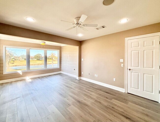 Building Photo - Stunning 5-Bedroom Home with Breathtaking Lake & Golf Course Views – Pelican Point Subdivision