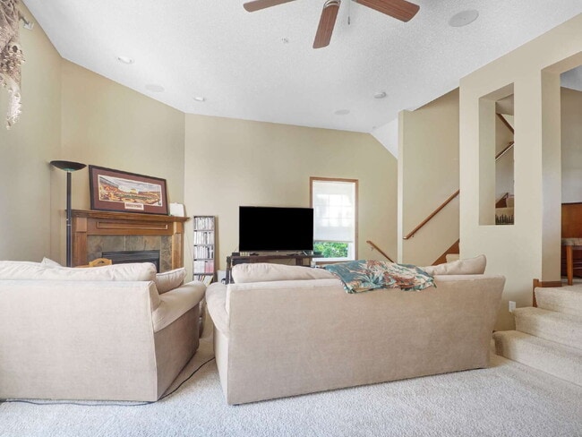 Building Photo - 3 Bedroom End Unit Townhome Available Sept...
