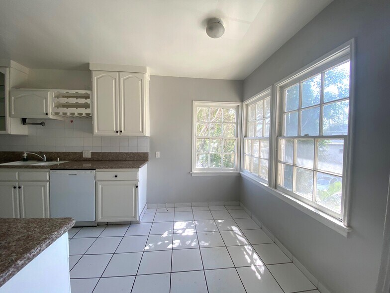 Building Photo - 10682 Kinnard Ave