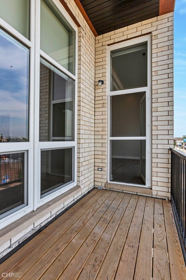 Building Photo - 2443 N Western Ave