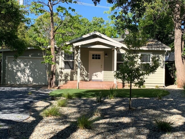 Building Photo - Remodeled/ private setting