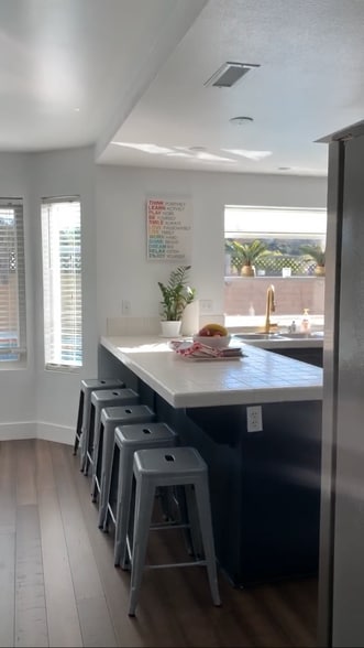 Plenty of space at breakfast bar - 31903 Vineyard Ave